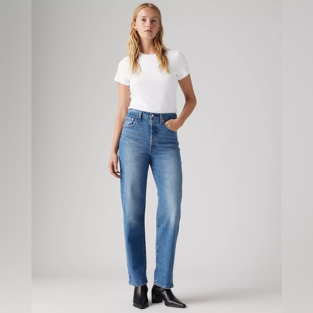 LEVI'S Ribcage straight jeans in Medium Wash Button Fly​​​